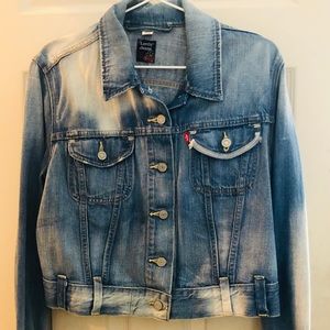 🦋Distressed Levi’s Jean Jacket🦋